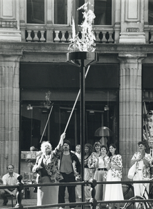 109276 Afbeelding van burgemeester mw. drs. M.W.M. Vos-Van Gortel die het bevrijdingsvuur ontsteekt op de Stadhuisbrug ...